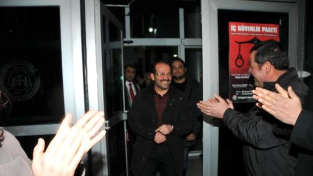 Eskişehir\'de \'Usulsüz Dinleme\' Operasyonunda Gözaltına Alınan 20 Polis Adliyeye Sevk Edildi (2)