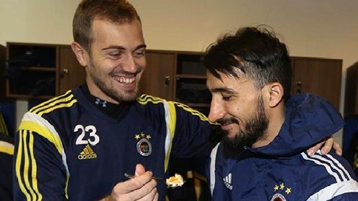 Fenerbahçe\'de Mehmet Topal ve Mert Günok\'un Doğum Günleri Kutlandı