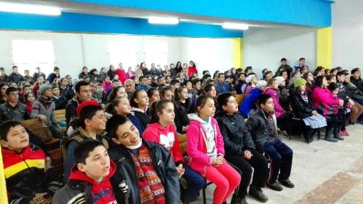 Genç Tiyatrocular Baklan\'da Öğrencilerle Buluştu