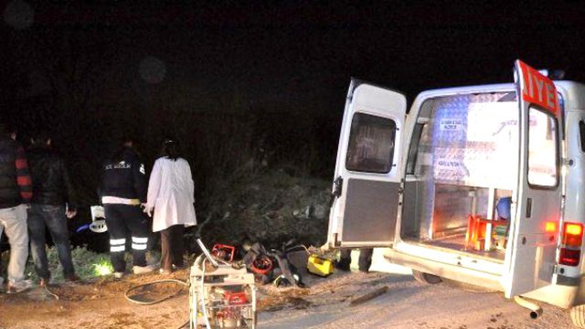 İçi Su Dolu Dereye Uçan Otomobil Heyecan Yarattı