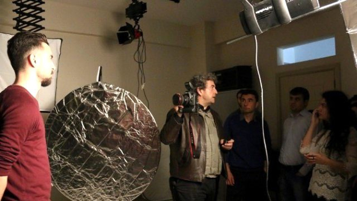 İletişim Fakültesi Fotoğraf Stüdyosu Kurdu