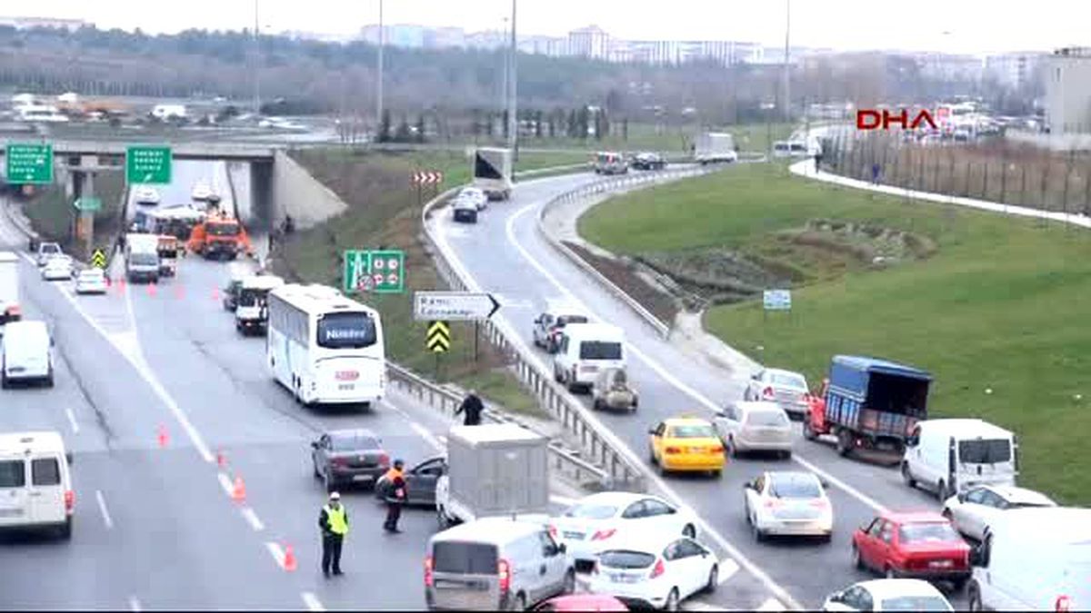 Kamyon Aracın Üzerine Devrildi; Trafik Felç Oldu