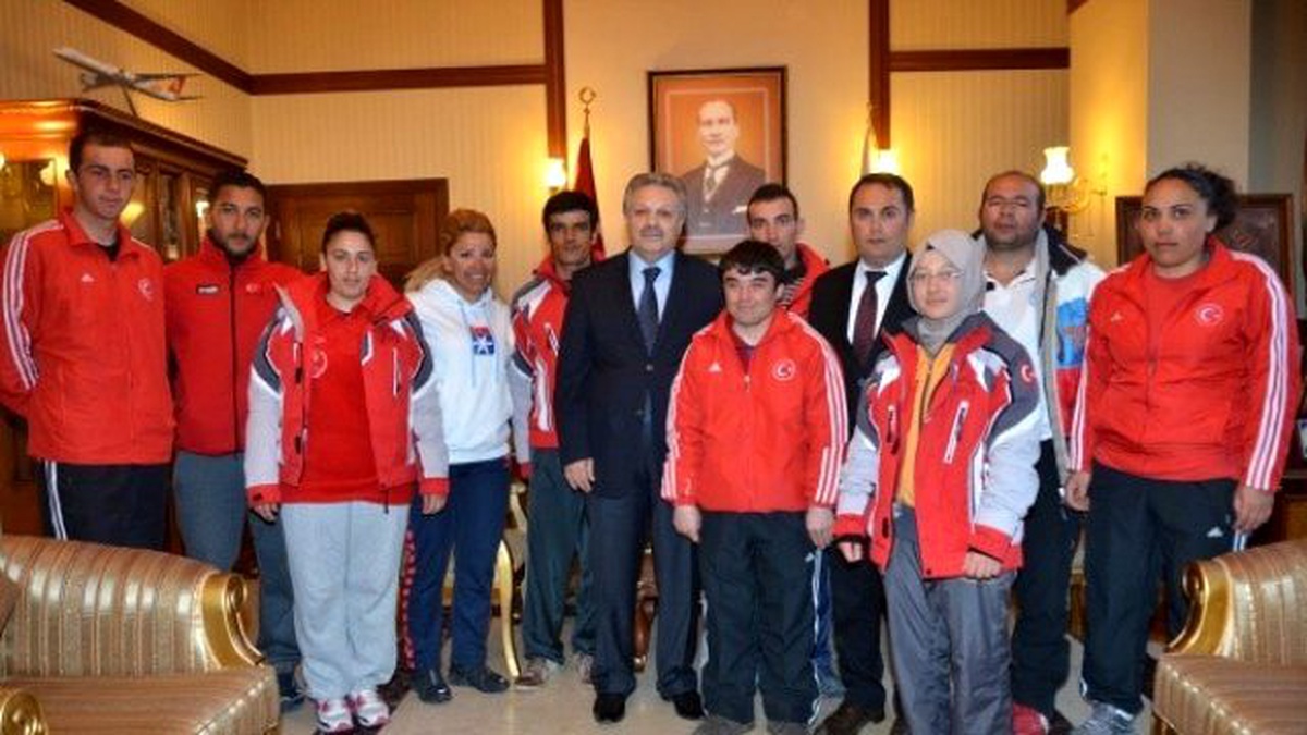 Milli Kayak Sporcularından Vali Kahraman\'a Ziyaret