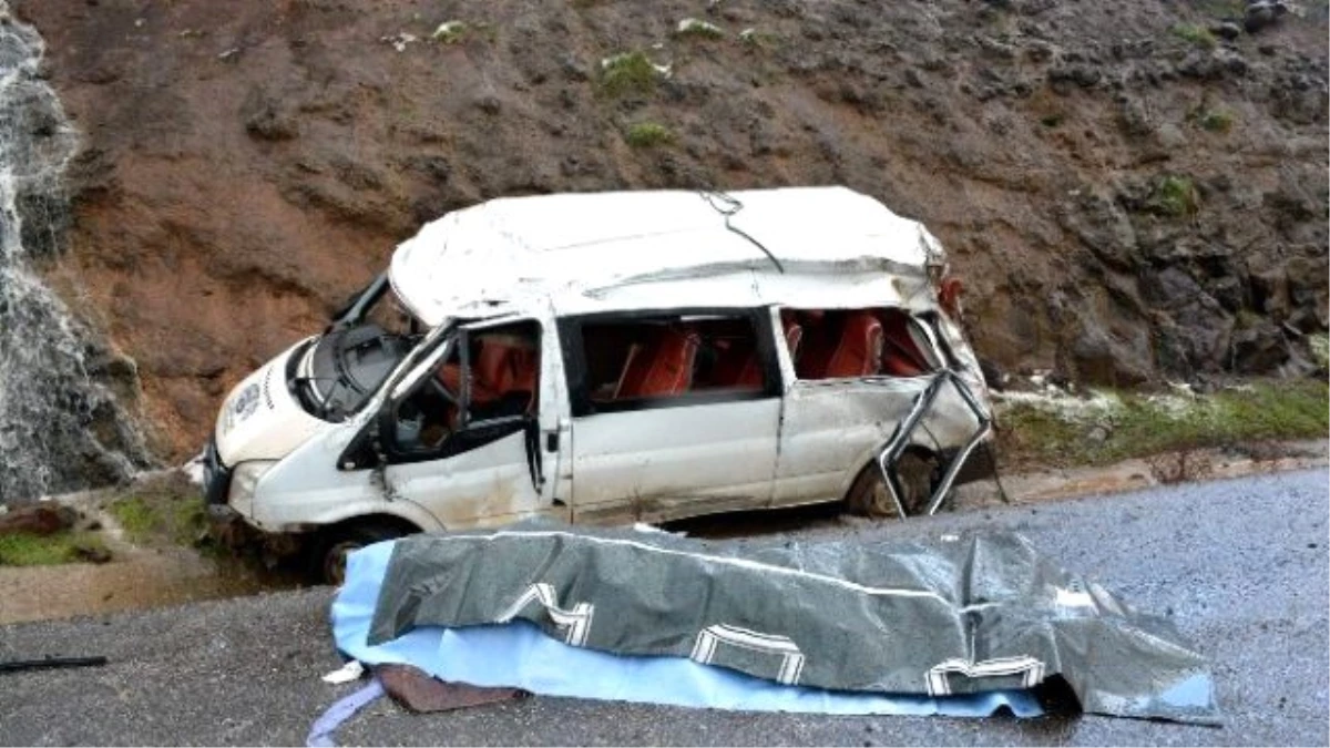 Minibüs Şarampole Devrildi: 1 Ölü, 12 Yaralı