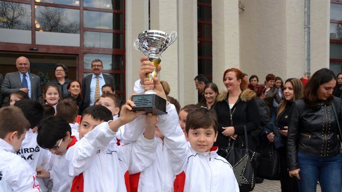 Ödüllü Folklorculardan Başkan\'a Ziyaret