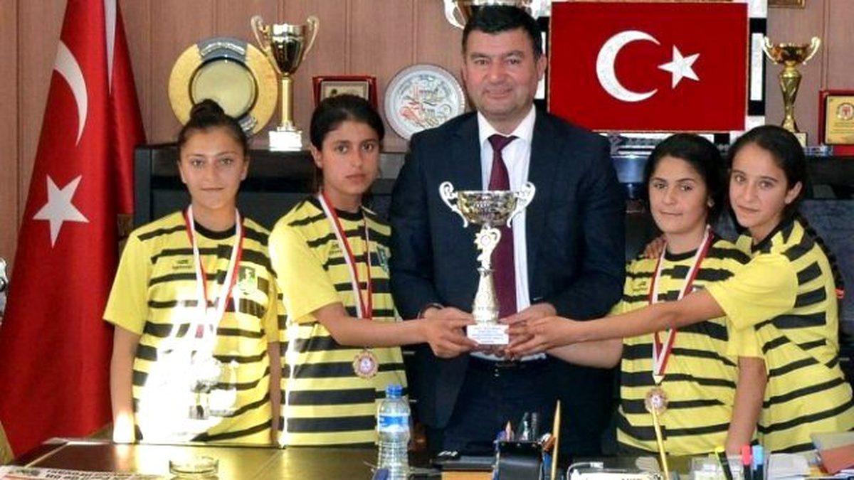 Ortaklar 75. Yıl Cumhurıyet Ortaokulu\'ndan Başkan Akın\'a Teşekkür Ziyareti