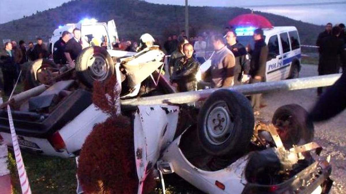 Otomobil, Direğe Çarpıp İkiye Bölündü: 2 Ölü, 5 Yaralı