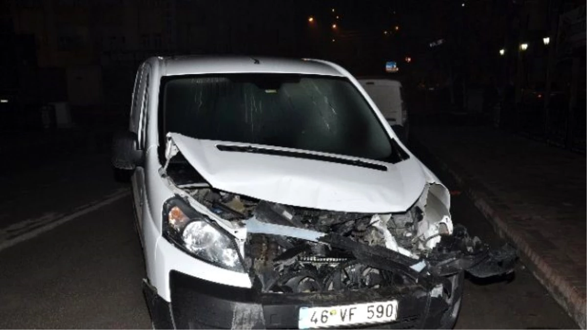 Elbistan\'da Otomobil Kamyonete Çarptı: 3 Yaralı