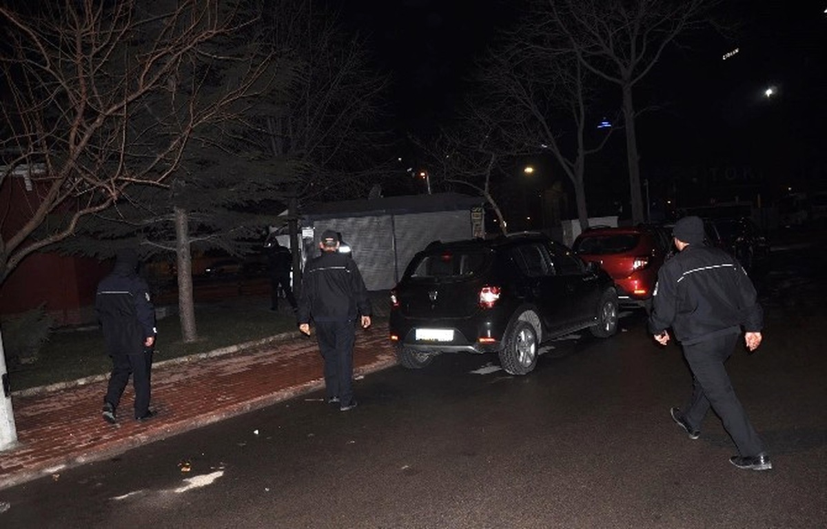 Ağaca Çarptı, Otomobili Bırakıp Kaçtı