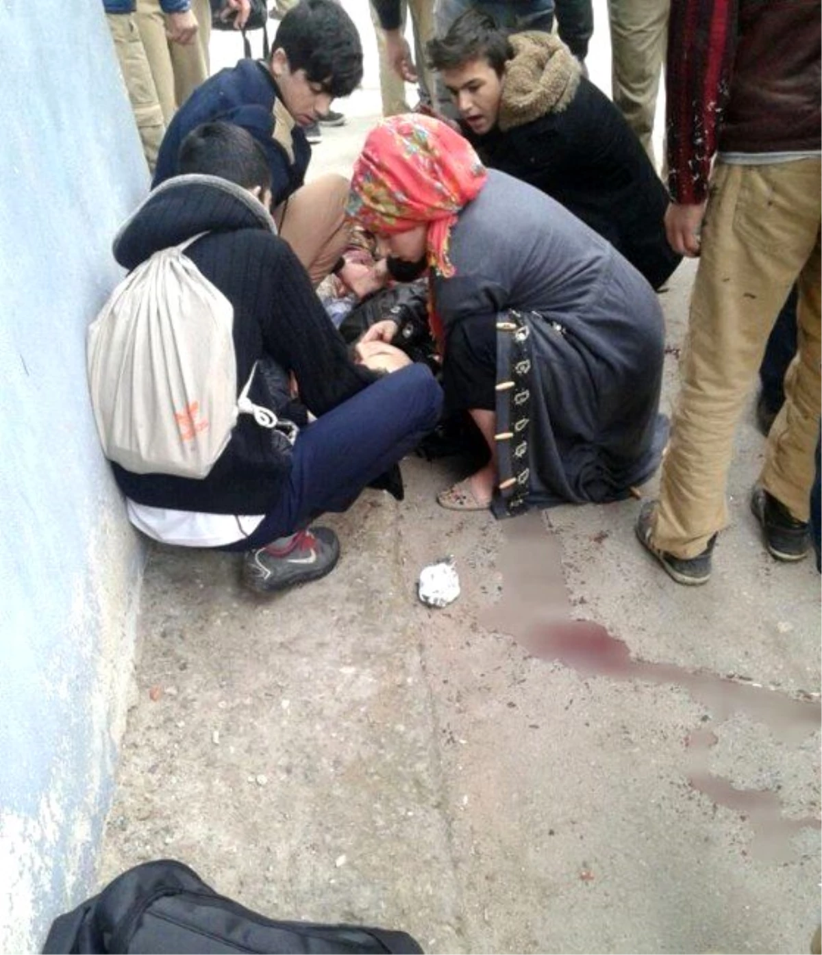 Bursa\'da Lise Öğrencisine Okul Önünde Bıçaklı Saldırı