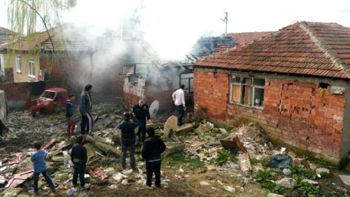 Tek Katlı Ev Yangında Kül Oldu