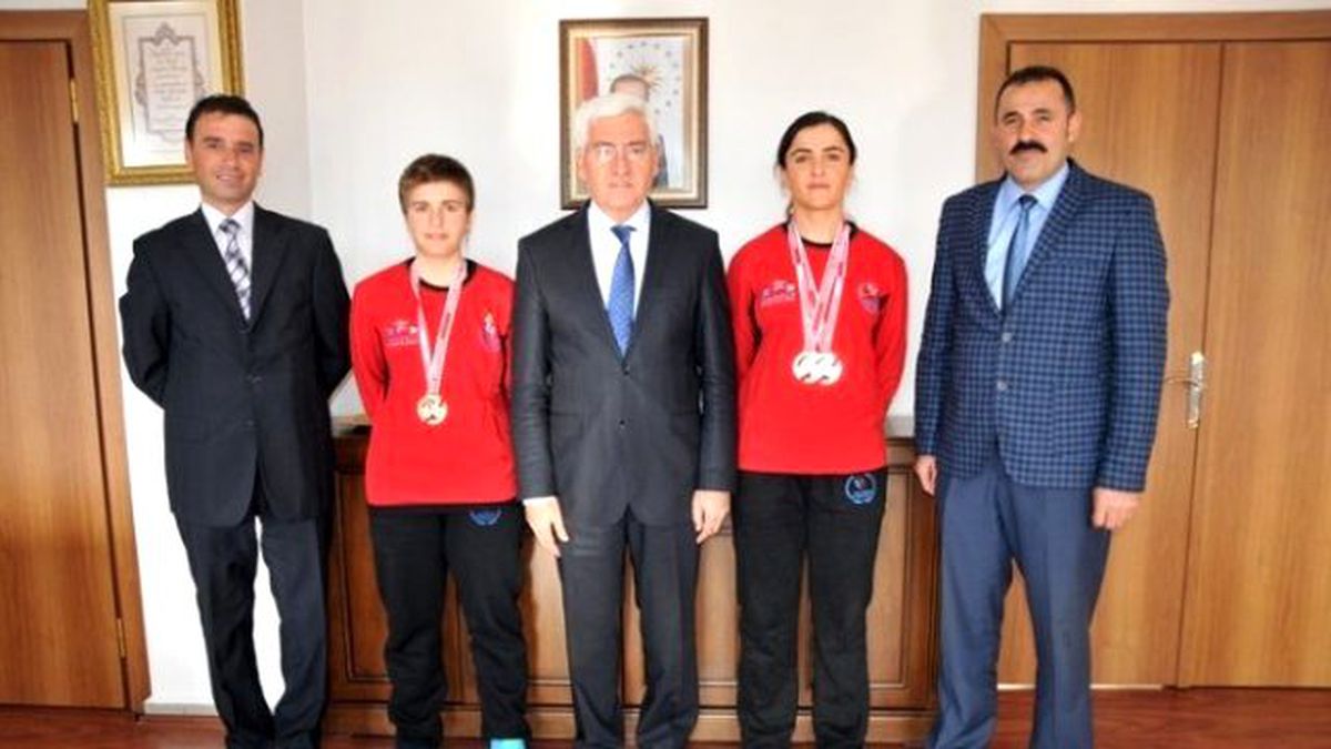 Vali Koca, Şampiyon Bisikletçileri Ödüllendirdi