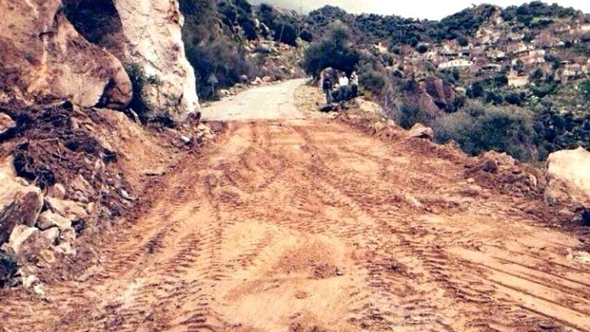 Yolu Kapatan Kaya Belediye Ekipleri Tarafından Kaldırıldı