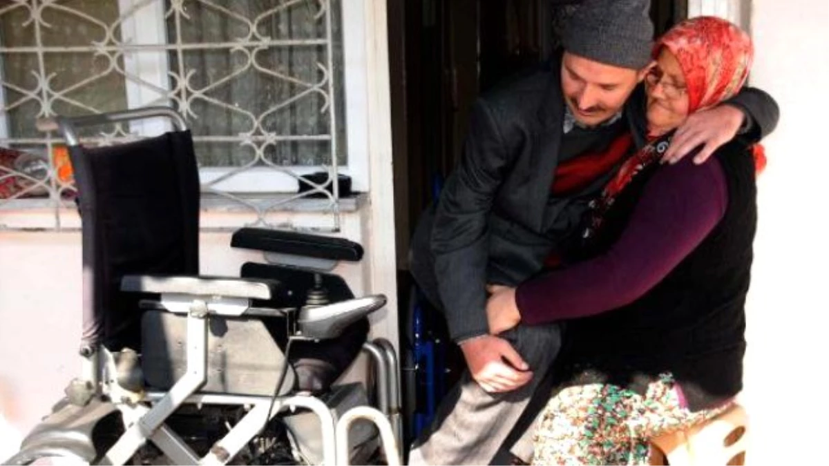 5 Yıldır Engelli Eşini Kucağında Taşıyor