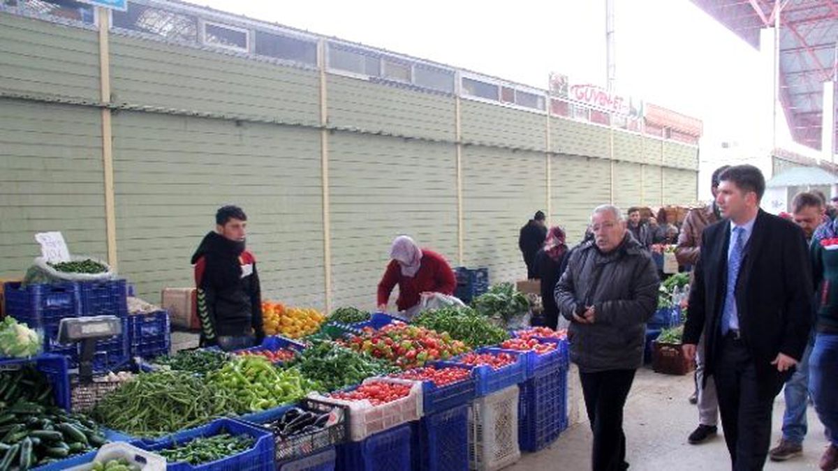 Başkan Ercengiz, Halk Pazarında Esnaf ve Vatandaşı Dinledi