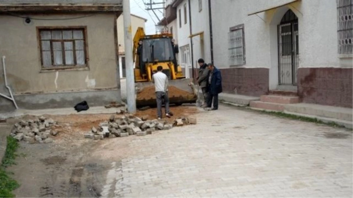 Bolvadin\'de Bozulan Yollar Tekrar Yapılıyor