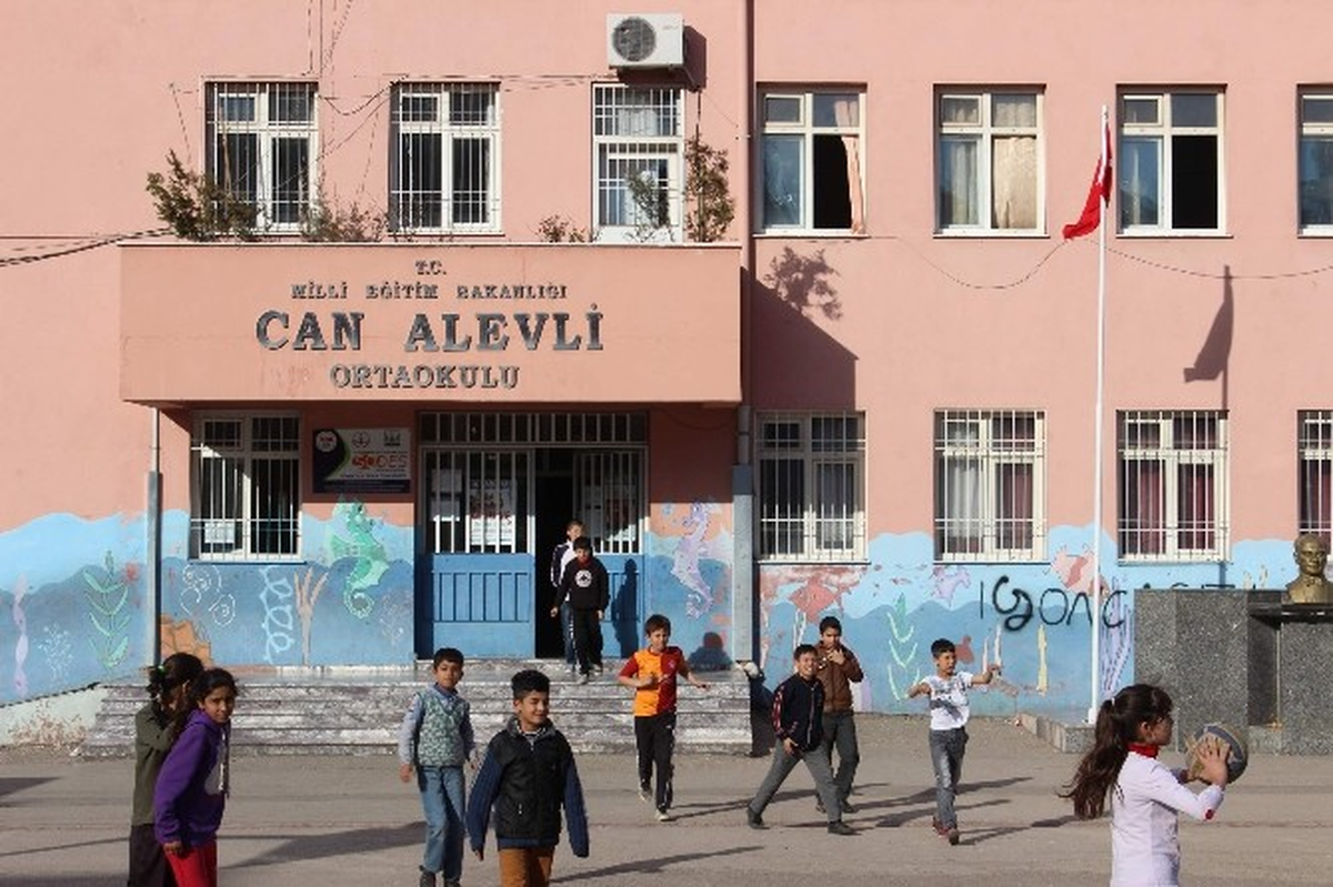 Gaziantep\'te İndirilen Türk Bayrağının Yerine Yenisi Asıldı
