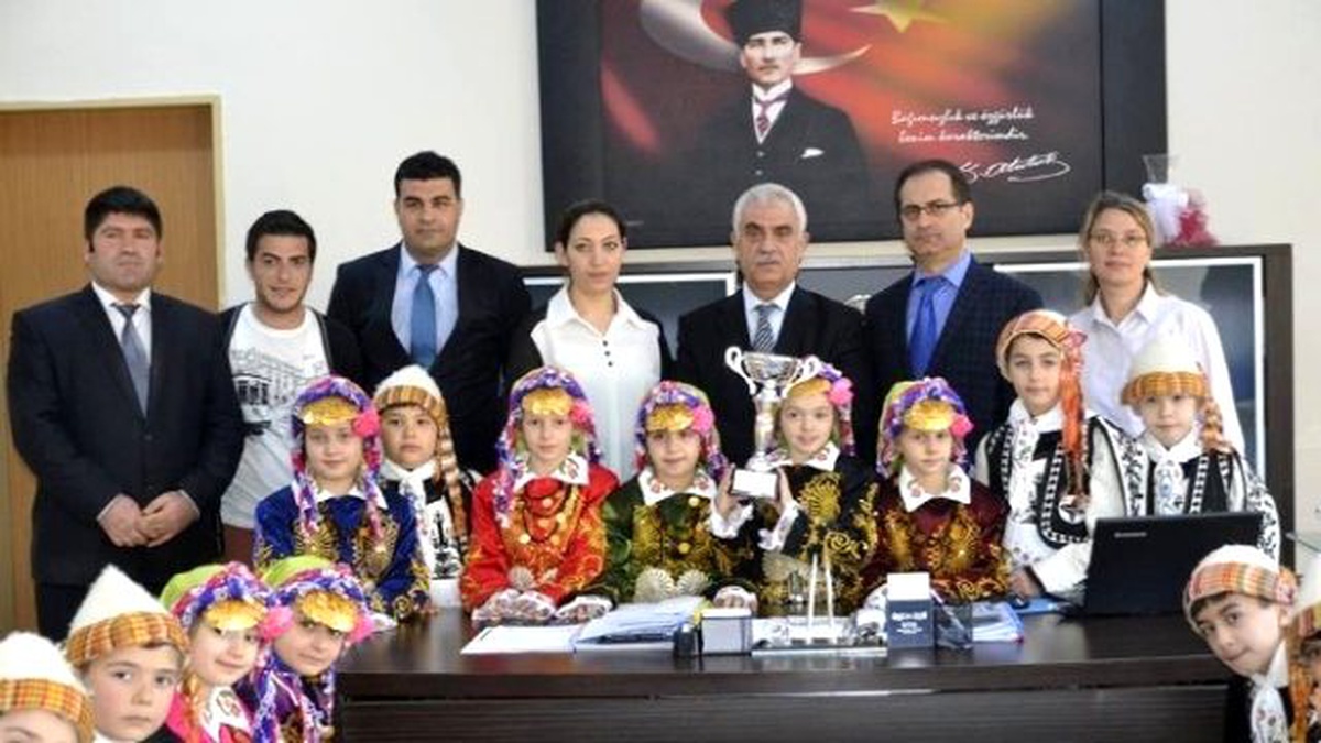 Halk Oyunları Şampiyonları Kapaklı İlçe Milli Eğitim Müdürü\'nü Ziyaret Etti
