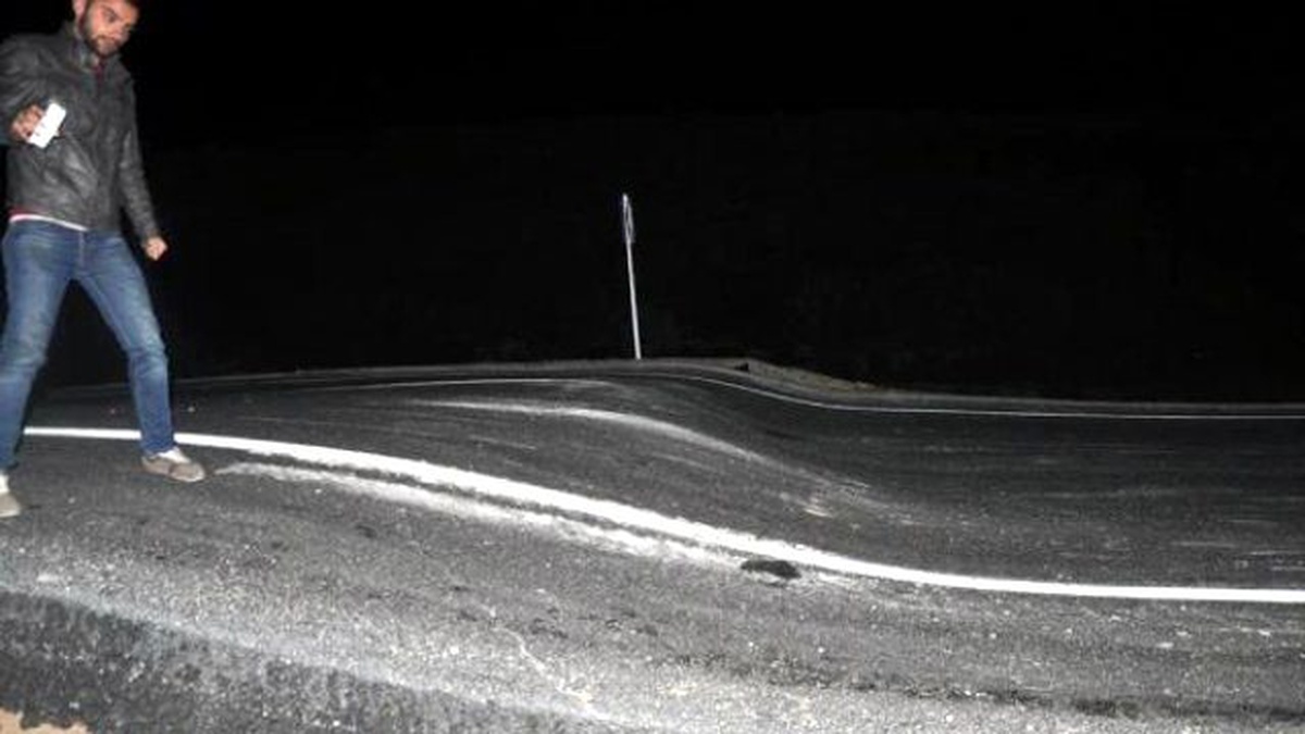 Heyelan Nedeniyle Yol Yarım Metre Yükseldi