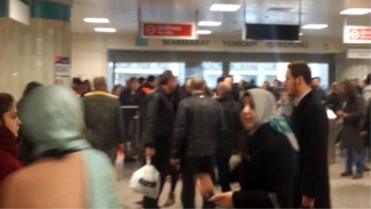 İstanbul\'da Metro Raydan Çıktı; Seferler Durduruldu