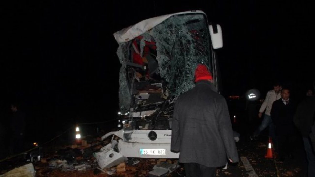 Kırıkkale\'de Otobüsle Kamyon Çarpıştı 2 Ölü, 13 Yaralı