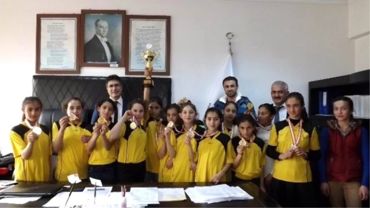 Köy Okulundaki Kız Öğrencilerin Hentbol Başarısı