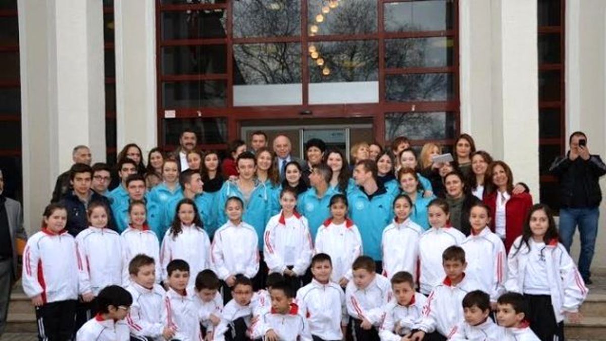 Ödüllü Folklorcülerden Süleymanpaşa Belediye Başkanı Ekrem Eşkinat\'a Ziyaret
