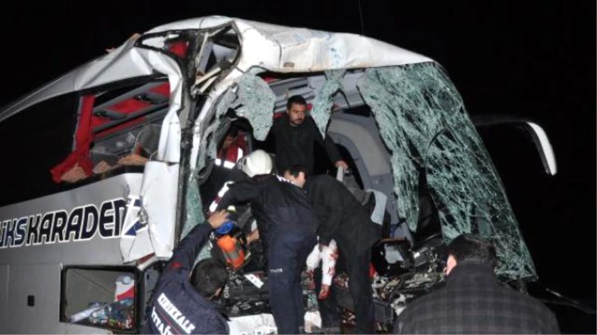 Otobüs, Tuğla Yüklü Kamyona Arkadan Çarptı: 2 Ölü, 13 Yaralı