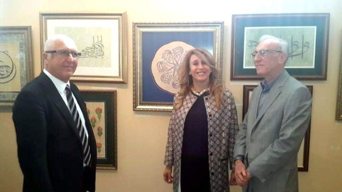 Özen Burcu Yüceşen\'den "Yolun Yarısı" Ebru Sergisi