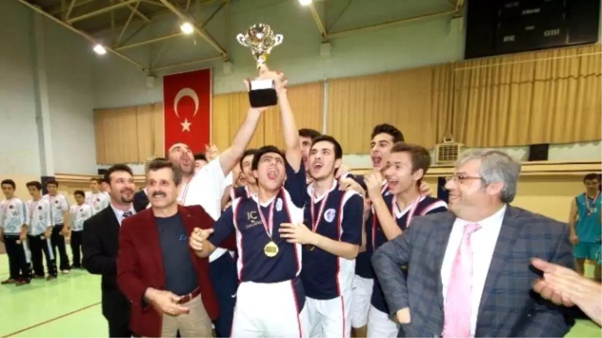 Şampiyon Tredaş Spor Kupasını Aldı