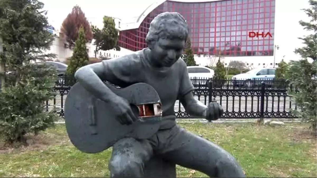 Samsun Gitar Çalan Çocuk Heykeline Saldırı