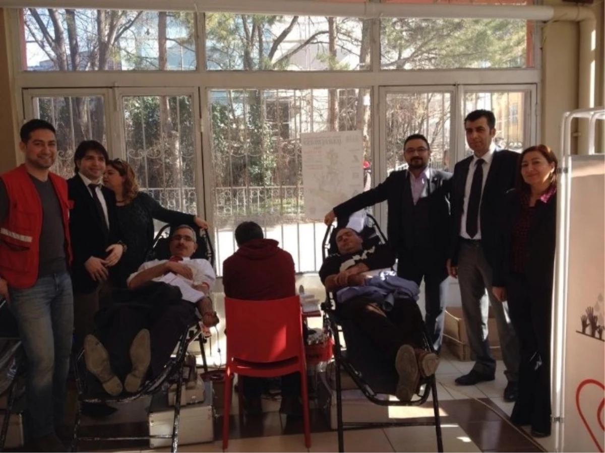 Şehit Kemal Özalper Mesleki ve Teknik Anadolu Lisesi\'nde Kan Bağış Kampanyası