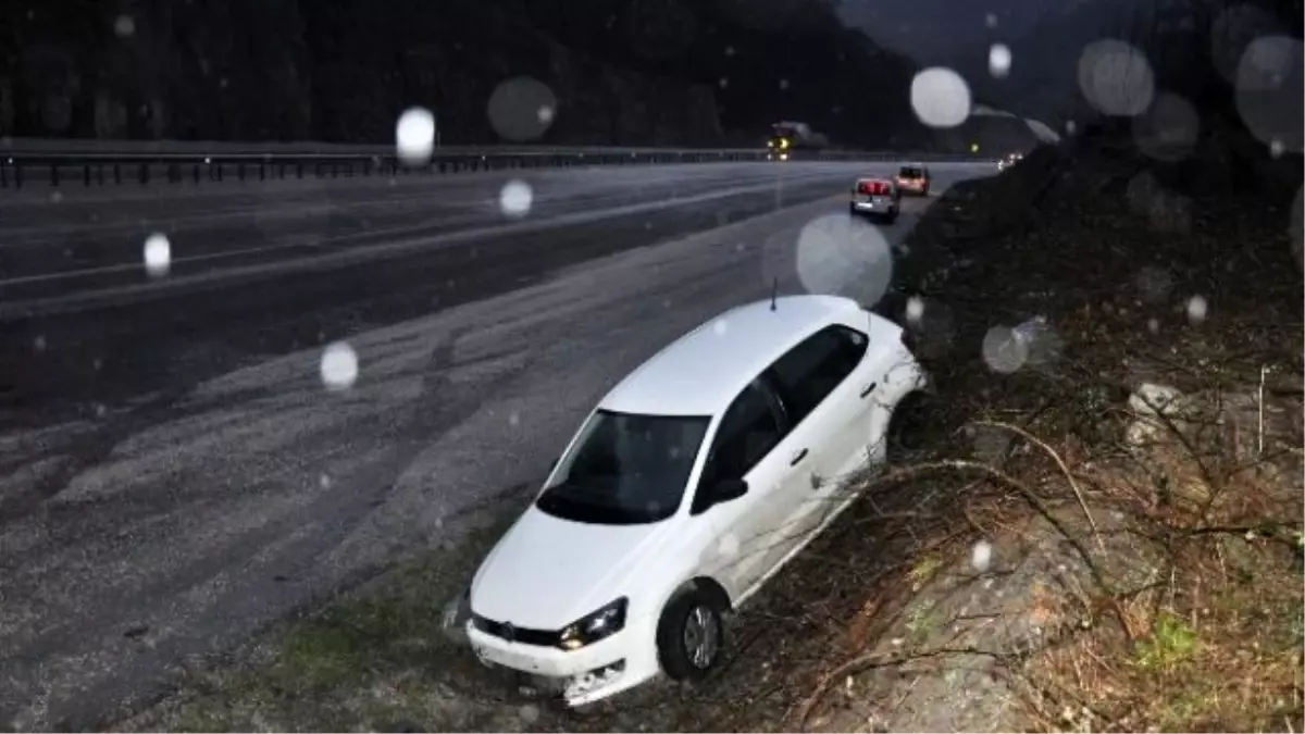 İnegöl\'de Virajı Alamayan Otomobil Dağa Tırmandı