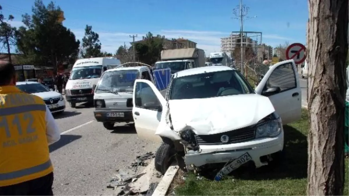 Adıyaman\'da Otomobiller Çarpıştı: 1 Yaralı