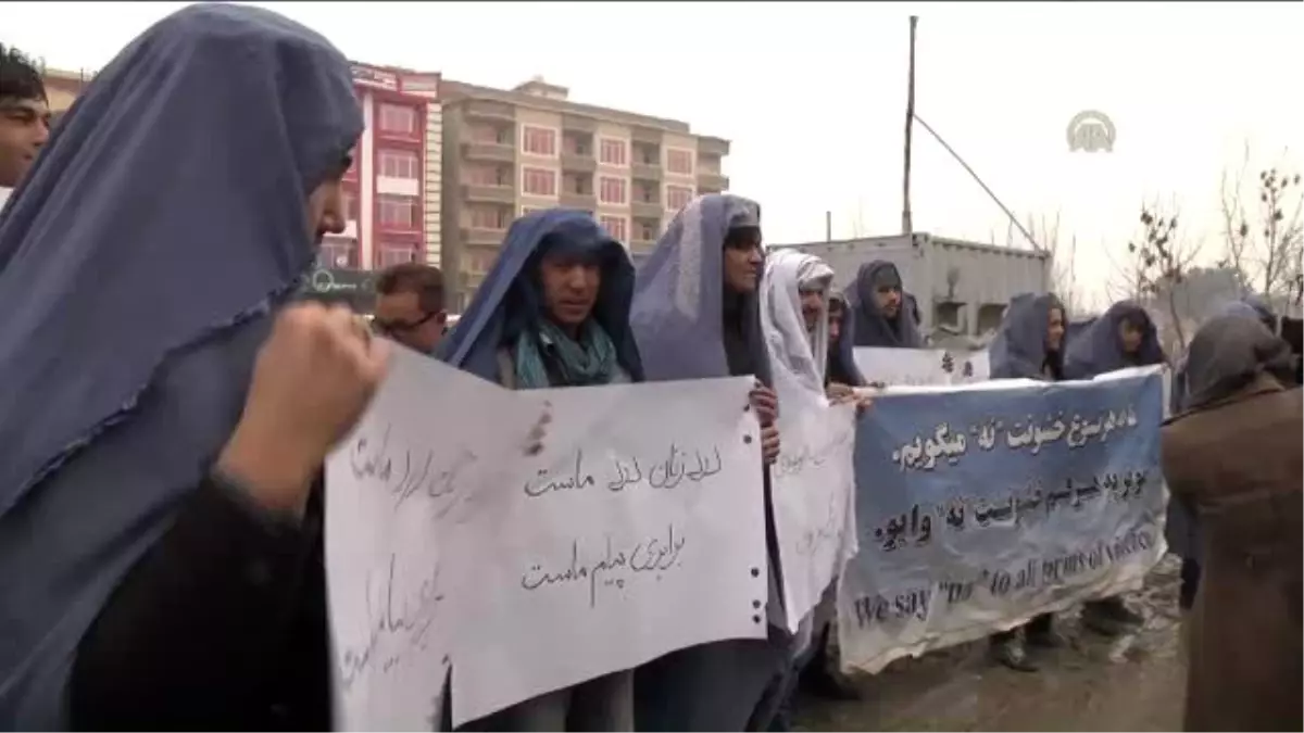 Afganistan\'da Erkeklerden Burkalı Protesto