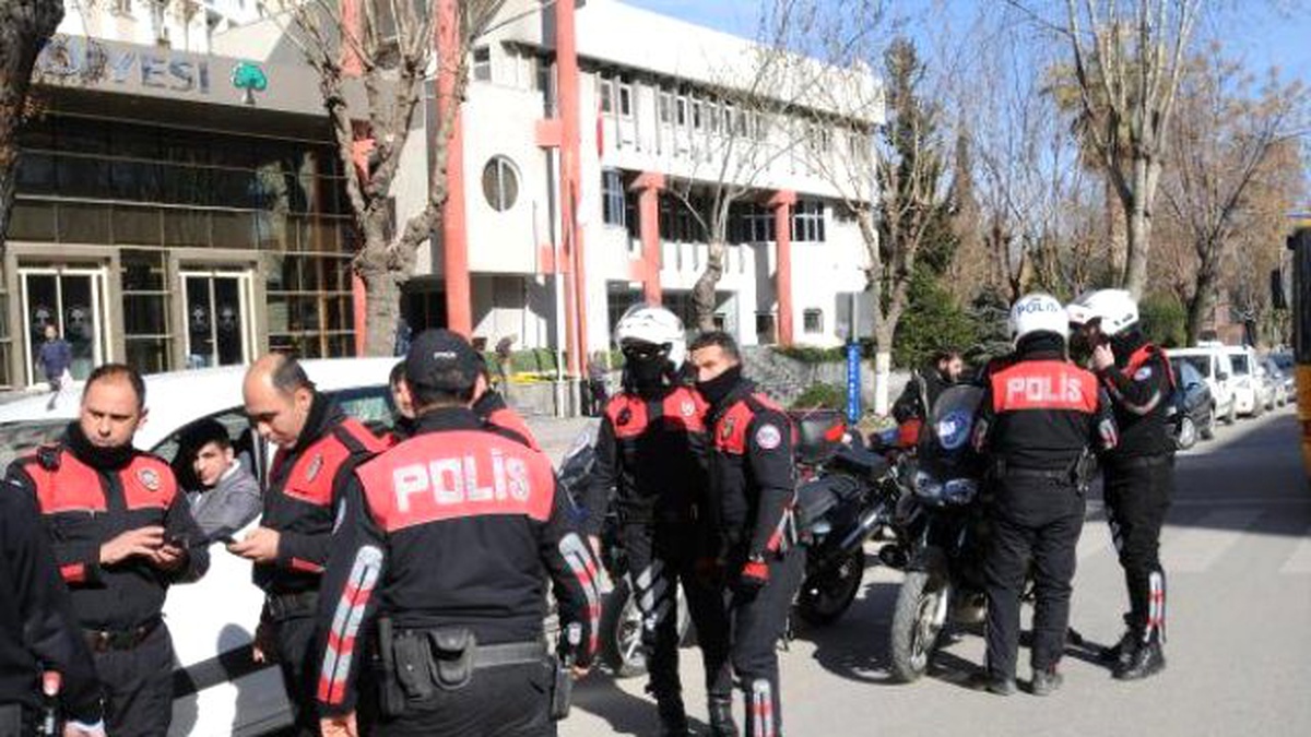 Belediye Önündeki Bayrağı İndirmeye Çalışan Şahıs Gözaltına Alındı