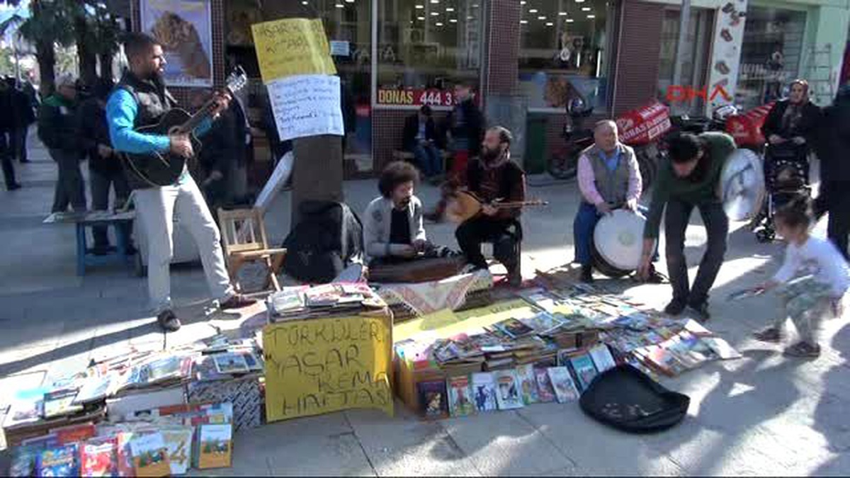 Sokak Müziğinden Gelen Bahşişler Çocuklara Kitap Oluyor