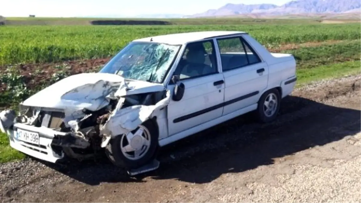 Silopi\'de Motosiklet Otomobil ile Kafa Kafaya Çarpıştı: 2 Yaralı