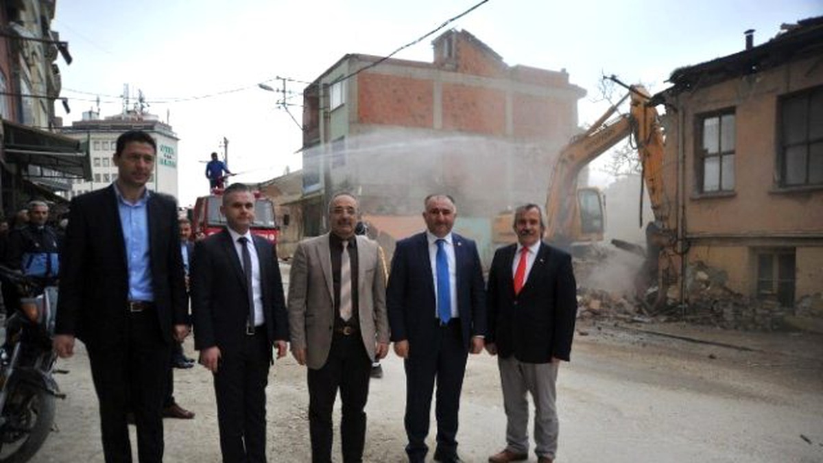 Orhangazi\'de Kamulaştırılan Binalar Yıkılıyor