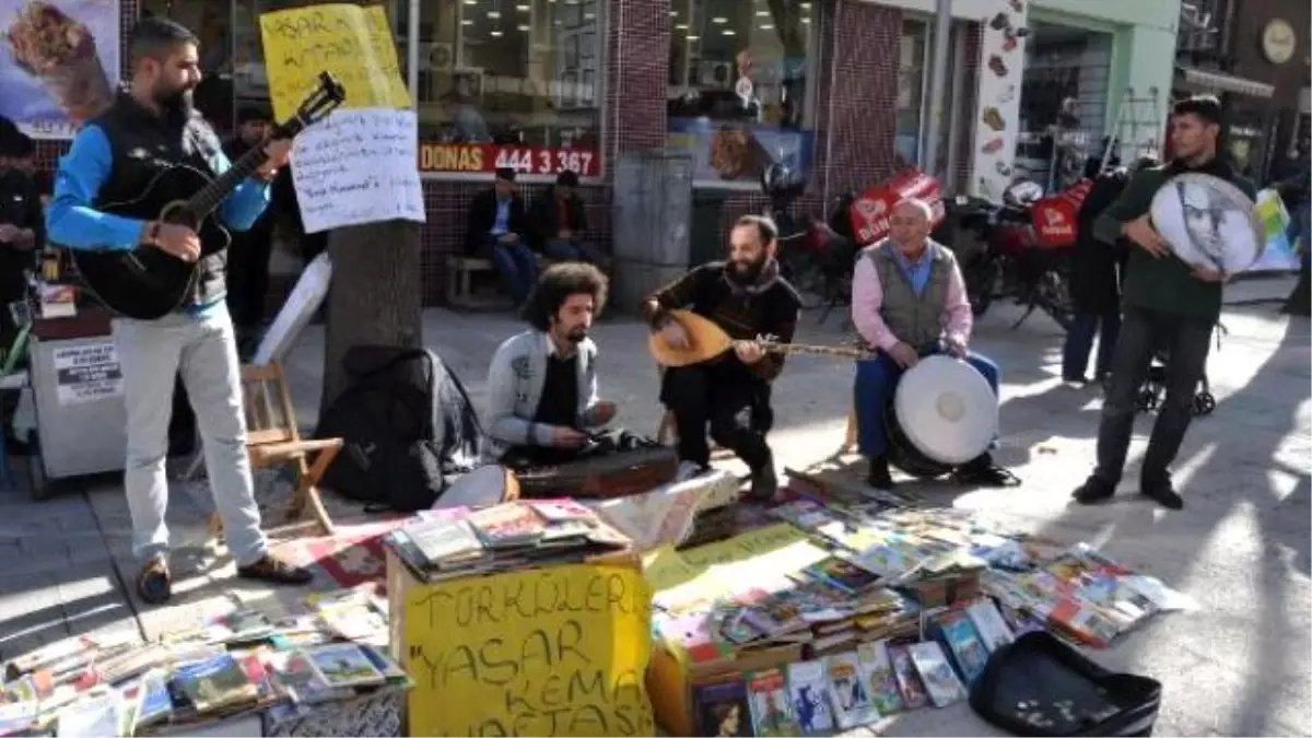 Sokak Müziğinden Gelen Bahşişler Çocuklara Kitap Oluyor