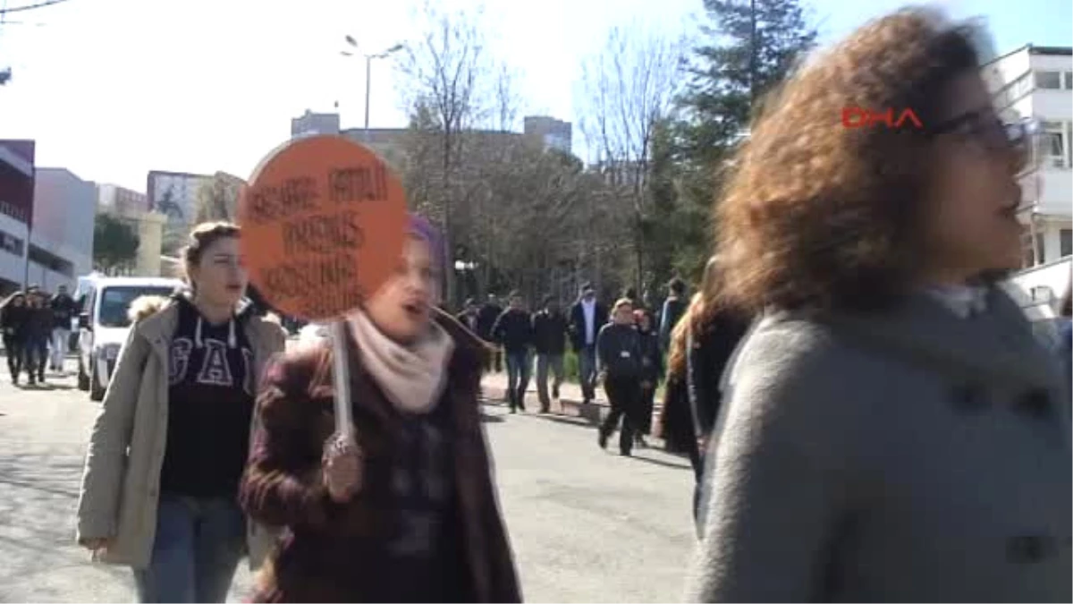 KTÜ\'de Öğrencilerden Eylem: Kadınların Yan Yana Gelmesinden Korkun