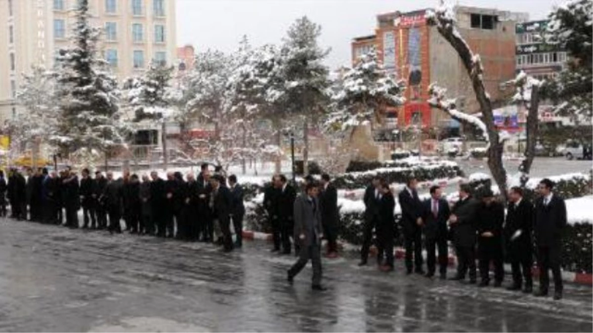 Yeni Vali İçin Eksi 2 Derecede Karşılama Kuyruğu