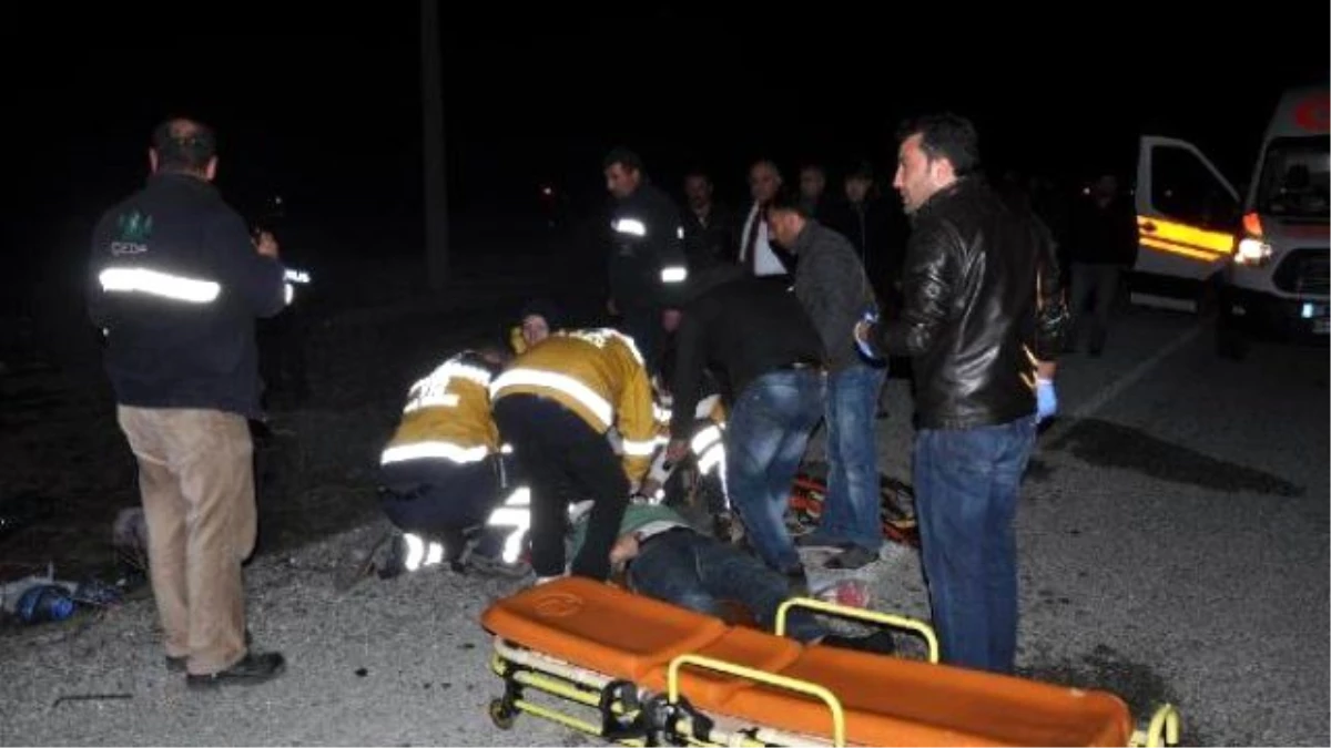 Yozgat\'ta 2 Otomobil Çarpıştı: 1 Ölü, 4 Yaralı