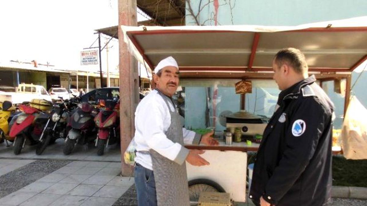 Yunusemre\'de Seyyar Satıcılara Operasyon