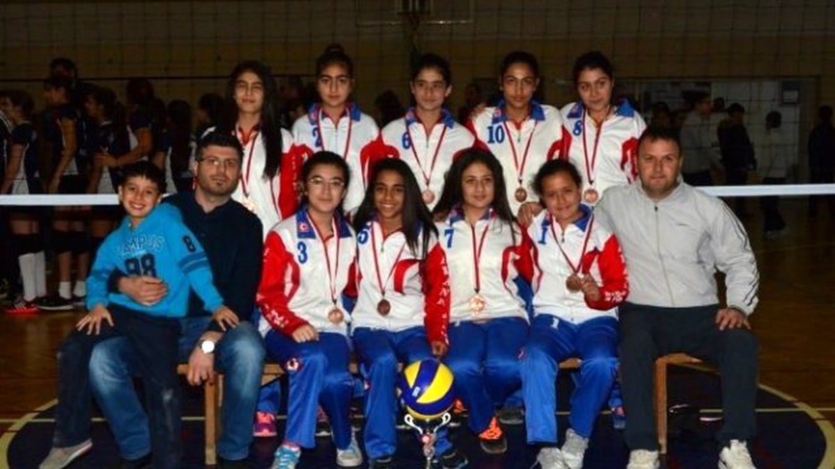 Adana\'da Okullararası Küçük Bayanlar Voleybol Müsabakaları