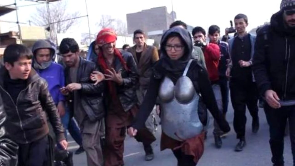 Afgan Sanatçıdan Tecavüze Karşı Zırhlı Önlem