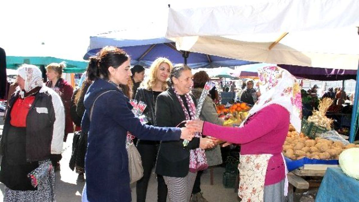 Bağlar Belediye Eşbaşkanı Akat Kadın Jiyan Semt Pazarı\'nı Ziyaret Etti