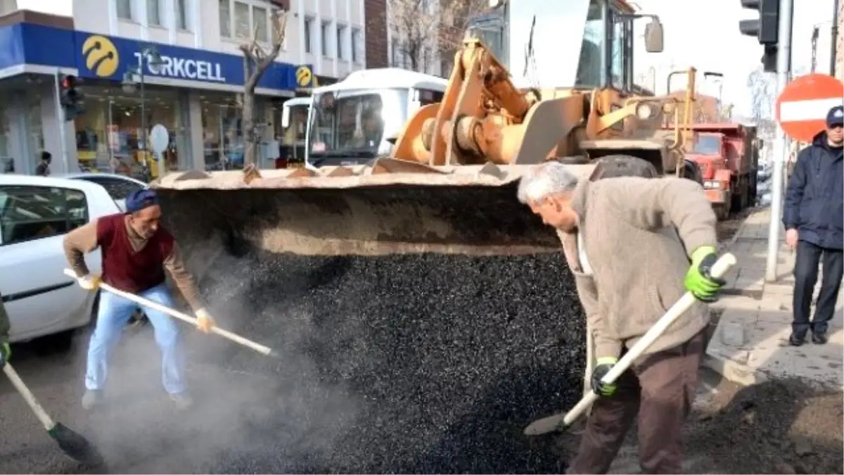 Belediye Bozulan Yolları Yama Yapıyor