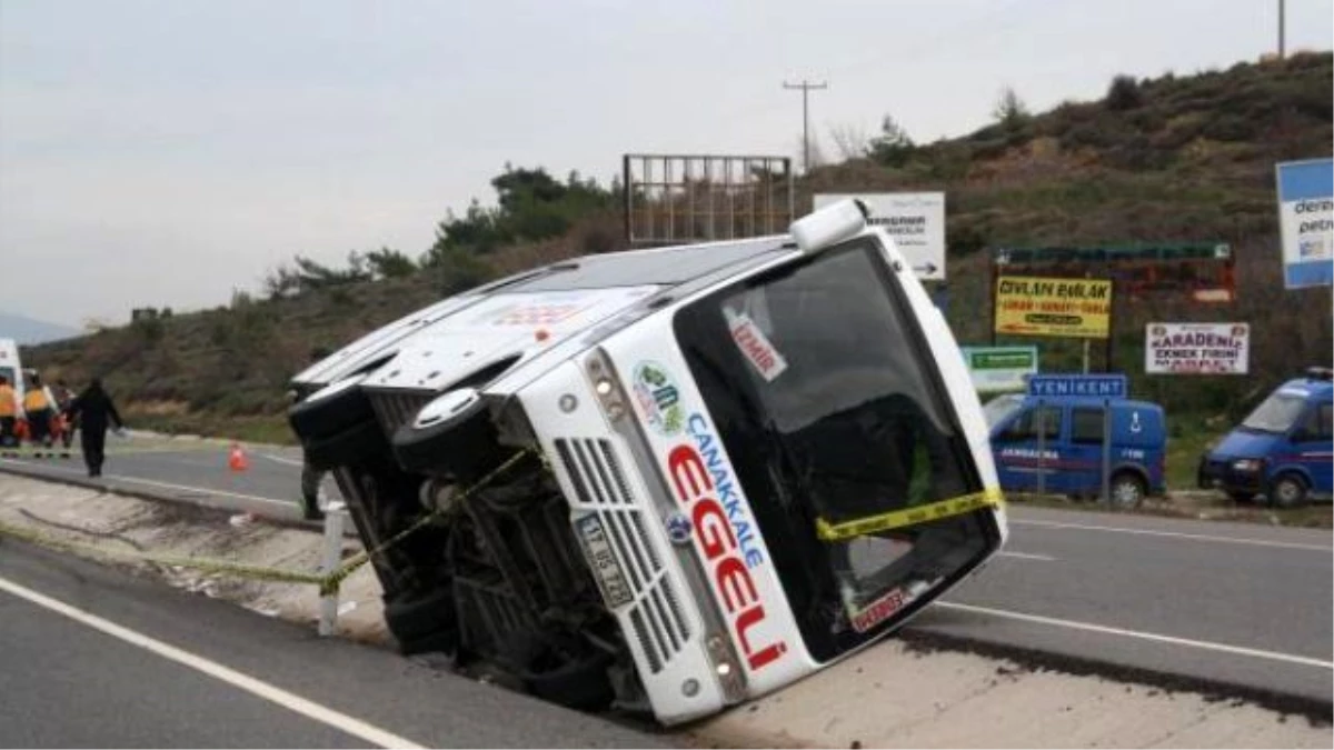 Bergama\'da Yolcu Midibüsü Devrildi: 1 Ölü, 9 Yaralı