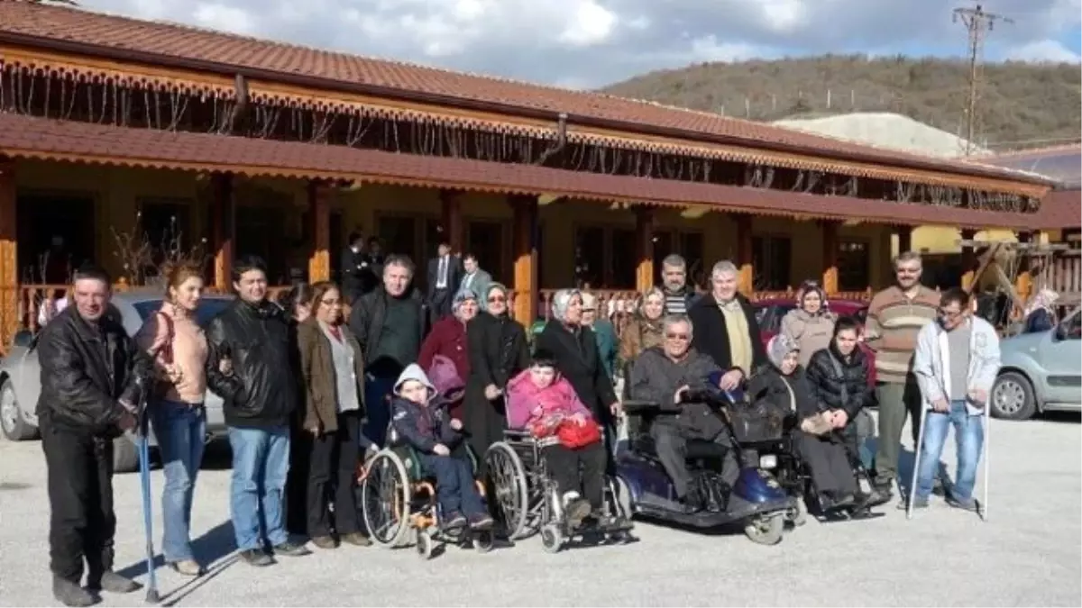 Bozüyük Engelliler Derneği Üyeleri Yemekte Bir Araya Geldi